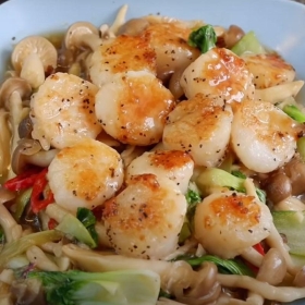 Bún gạo xào sò điệp bắp non