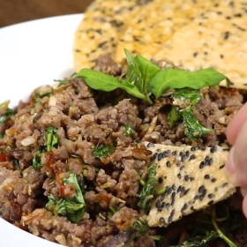 Đà điểu né bánh đa