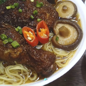 Gà hầm bạch quả ( mỳ vàng )