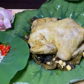 Gà lá chanh + xôi hạt sen