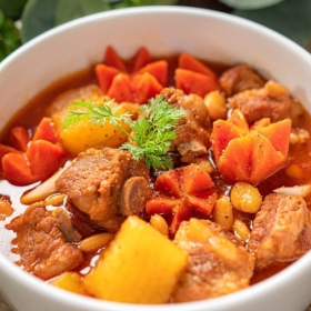 Gà nấu lagu bánh mì