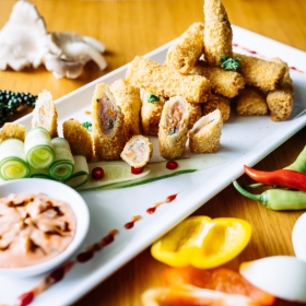 Khai vị 2 món: Chả giò + Cá thác lác