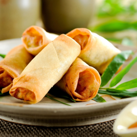 Khai vị 2 món : Chả giò + tôm chiên