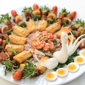 Khai vị 3 món : Chả giò + tôm + gỏi sứa