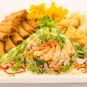 Khai vị 3 món : Chả giò + tôm + gỏi thái