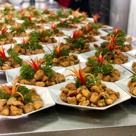 Khai vị 4 món : Gỏi củ dừa, chả giò, cá thác lác, chạo tôm