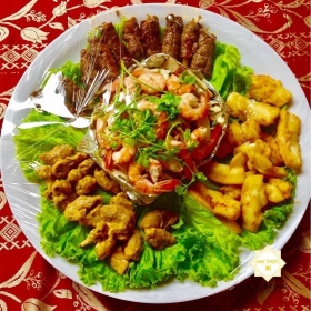 Khai vị 4 món : Gỏi ngó sen, tôm chiên, nem nướng, chả giò