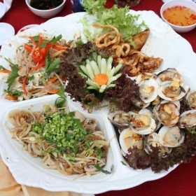 Khai vị 4 món: Trứng cút bách hoa, hoành thánh chiên giòn, tôm lắc bột, gỏi ngó sen