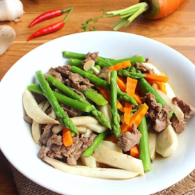 Nấm đùi gà xào rau củ 