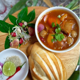 Sườn non nấu đậu ( bánh mì )