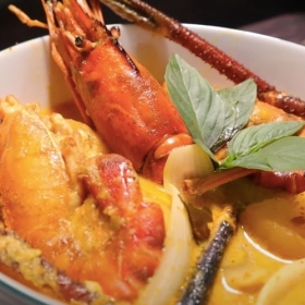 Tôm càng xanh nấu lagu (bánh mì)